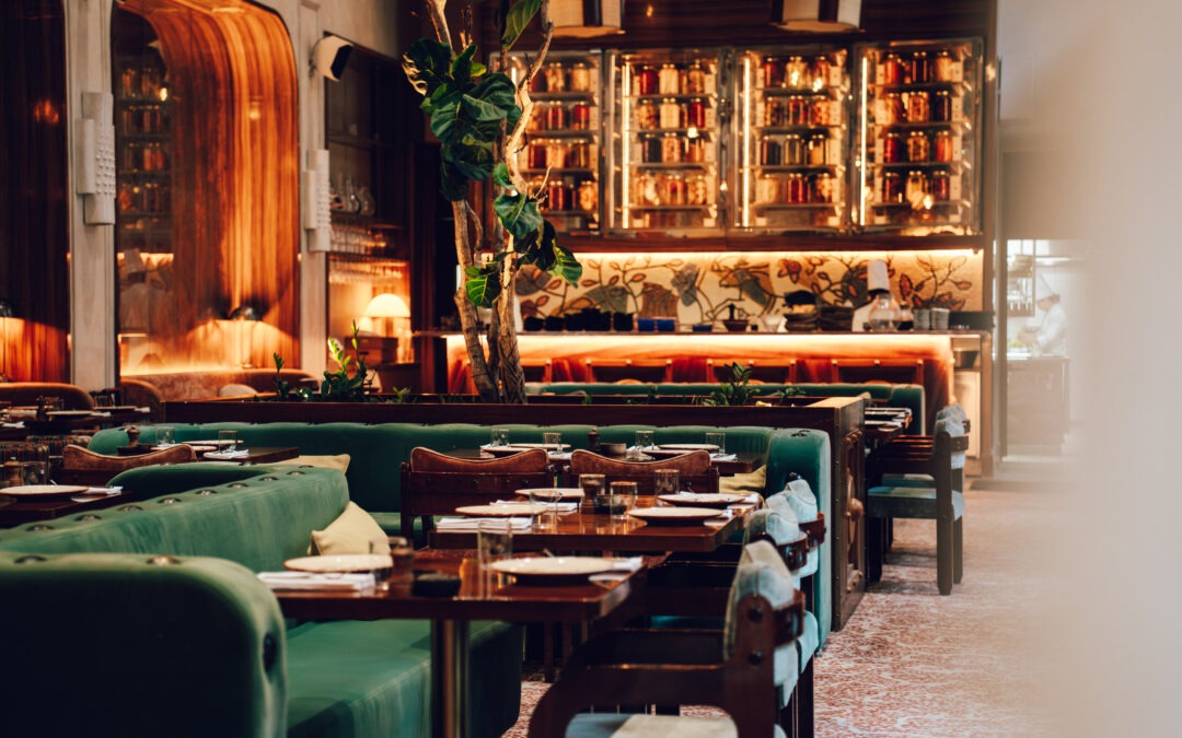 Agencement sur mesure pour hôtels : chambres, accueil et restaurant